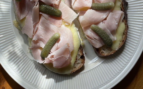 ham on bread：Meat Sandwich