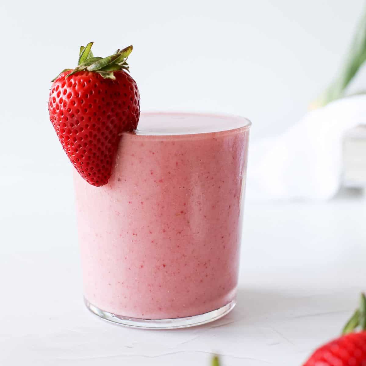 a guide to preparing a banana strawberry smoothie without yogurt