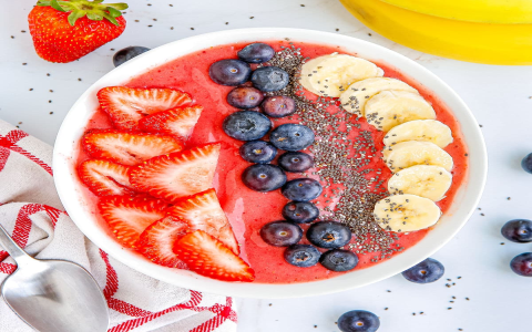 a guide to preparing a banana strawberry smoothie without yogurt