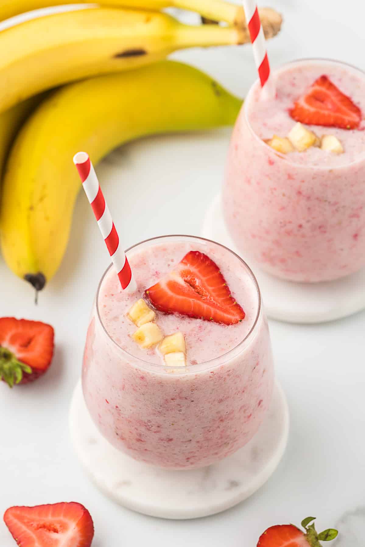 a guide to preparing a banana strawberry smoothie without yogurt