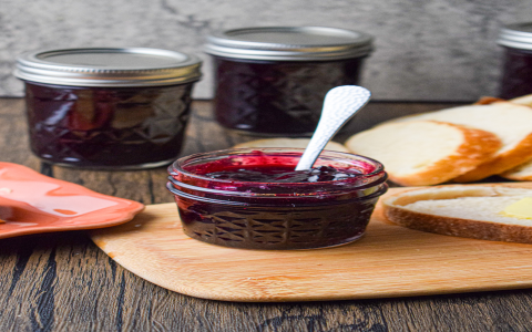strawberry rhubarb no-cook jam with sure jell