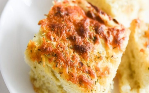 a guide to crafting italian cheese bread like little caesars