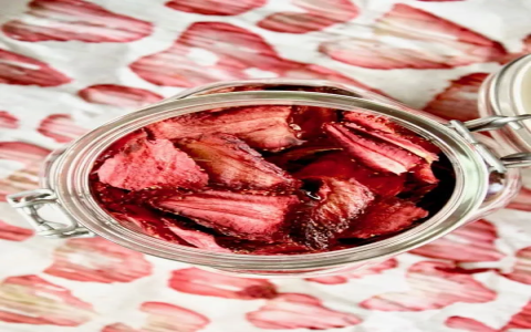 steps to create strawberry powder from freeze-dried fruit