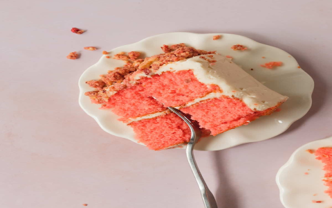 crunchy strawberry cake with golden cookies