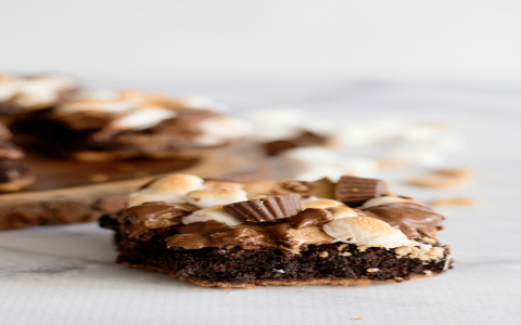 chocolate chunk peanut butter cup brownie bars