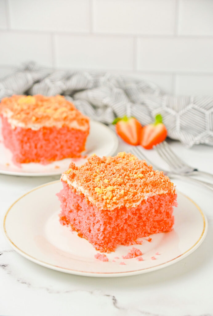crunchy strawberry cake with golden cookies
