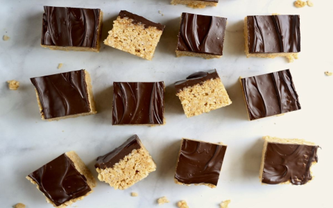rice krispie treats with peanut butter and chocolate topping