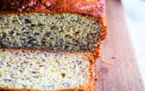 Banana bread with raisins and cinnamon super easy recipe that you can make at home step by step baking instructions included