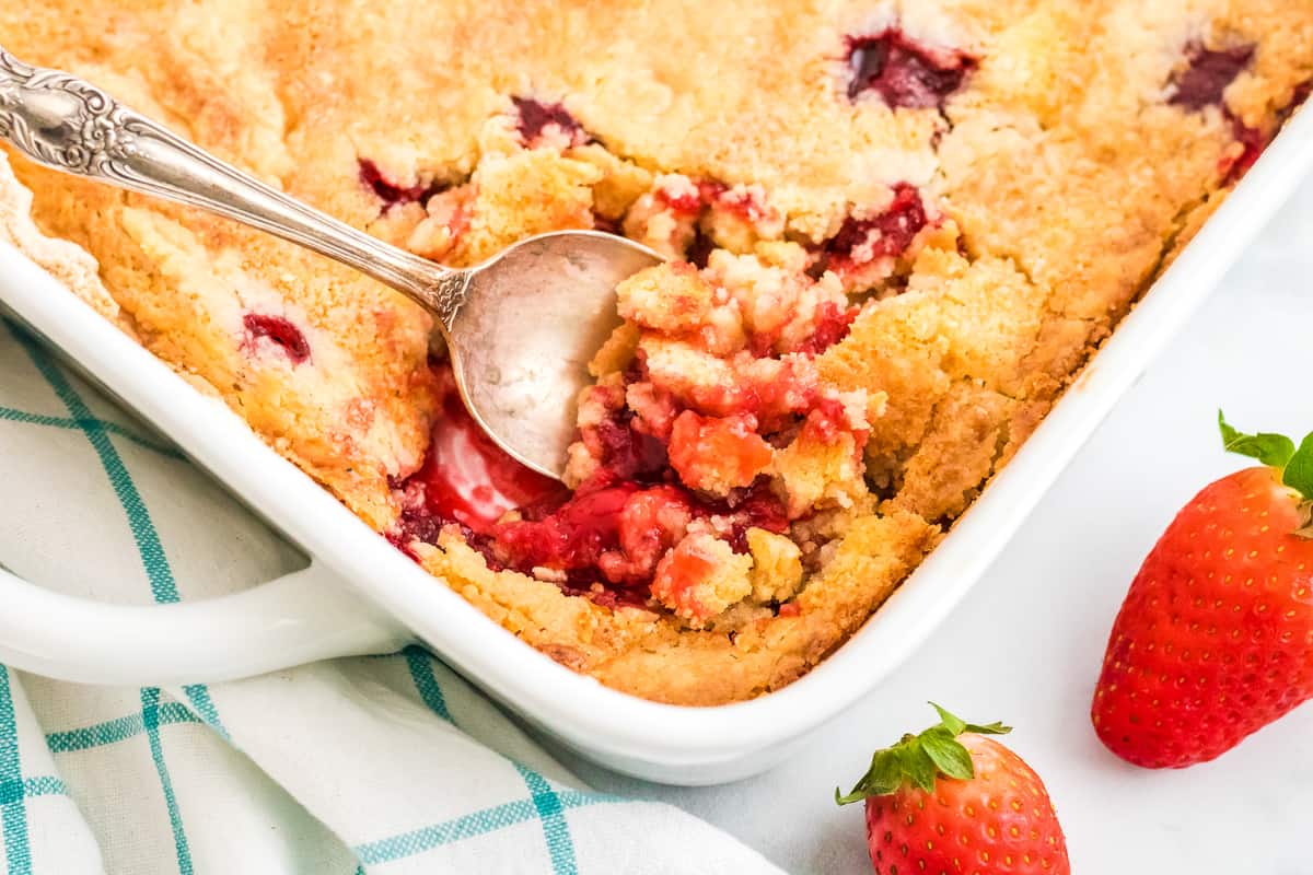 Best strawberry dump cake with fresh strawberries recipe (tips and tricks for a moist and flavorful cake)