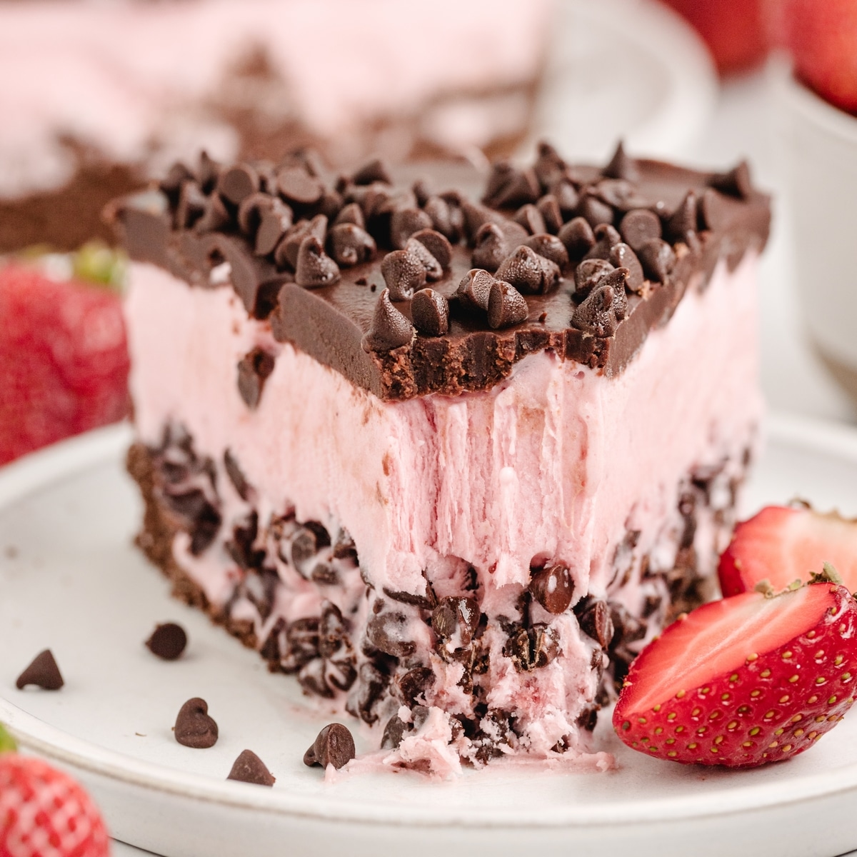 How to Make Chocolate and Strawberry Ice Cream Cake: Simple Steps to Follow