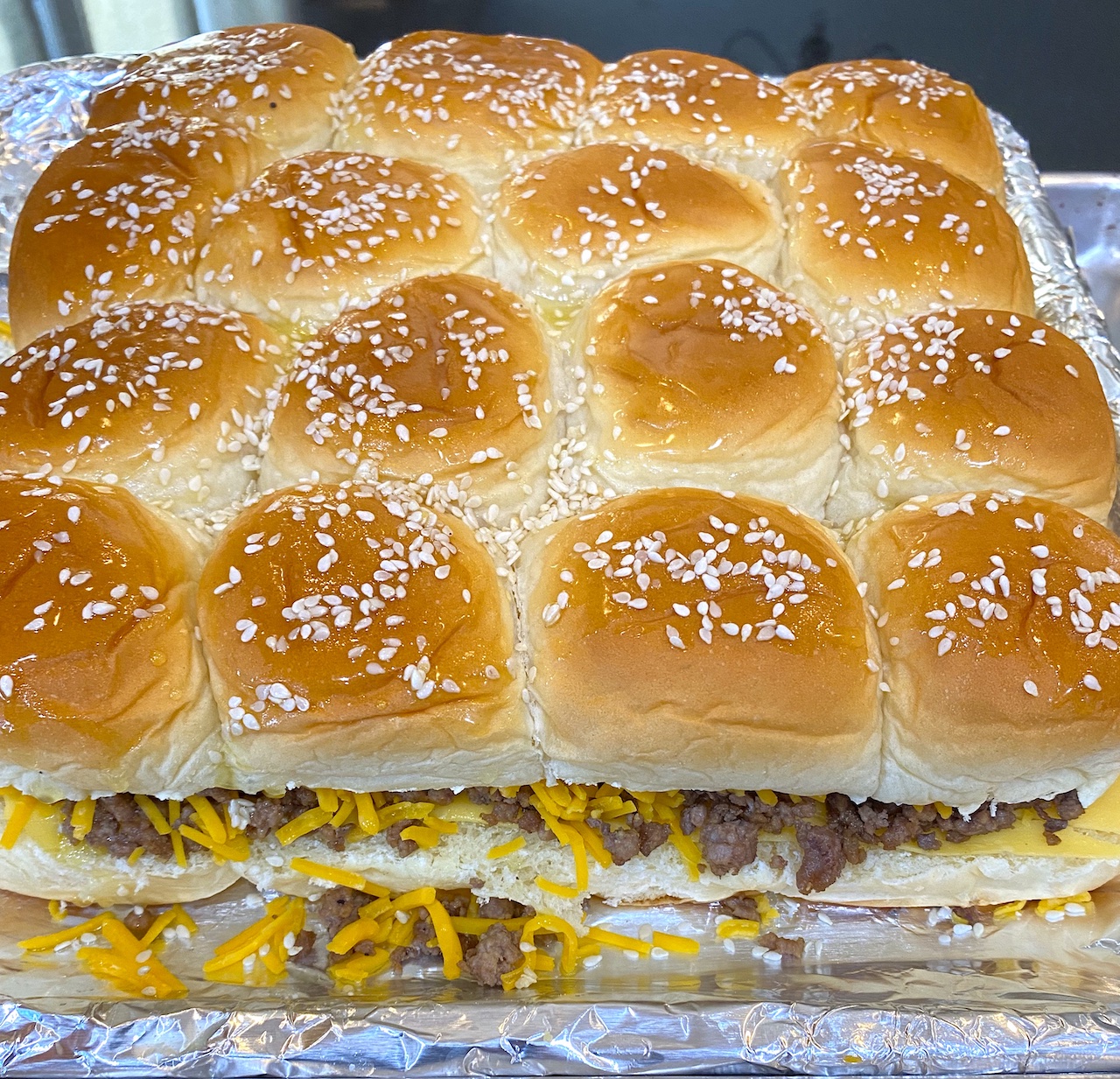 Quick Mini Burger Sliders on Hawaiian Rolls: Ready in Minutes