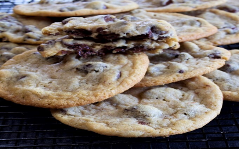 How Much Does 1 Cup of Chocolate Chips Weigh (Simple Baking Guide)