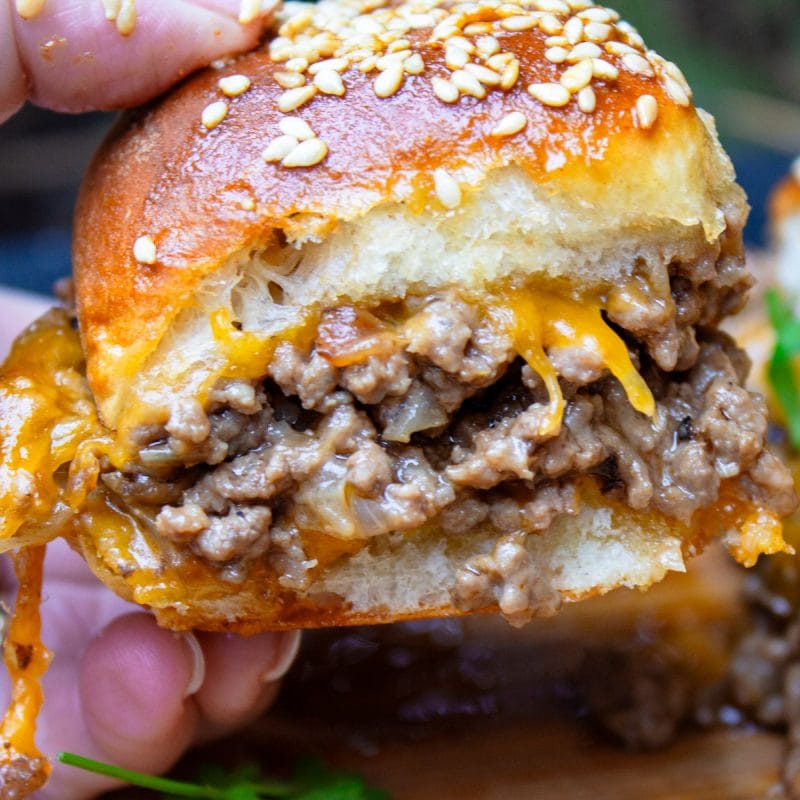 Quick Mini Burger Sliders on Hawaiian Rolls: Ready in Minutes
