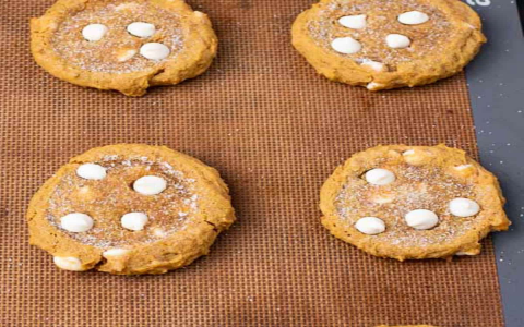 white chocolate chip pumpkin spice cookies