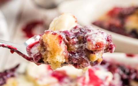 How to Make Blackberry Cobbler With Cake Mix (Easy Dessert Recipe)