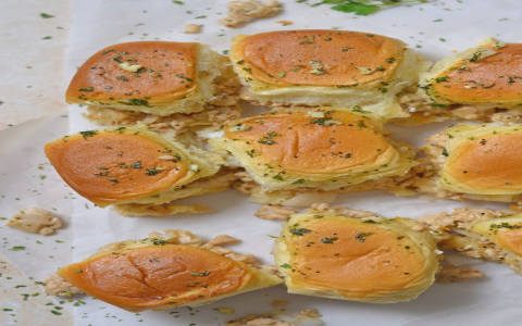 Quick Mini Burger Sliders on Hawaiian Rolls: Ready in Minutes