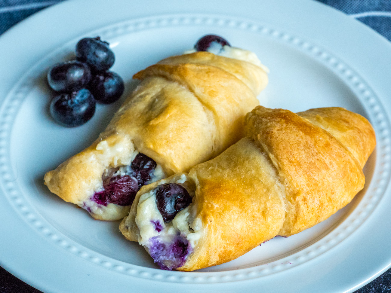 Delicious & Easy: Make 5 Ingredient Blueberry Cheesecake Rolls