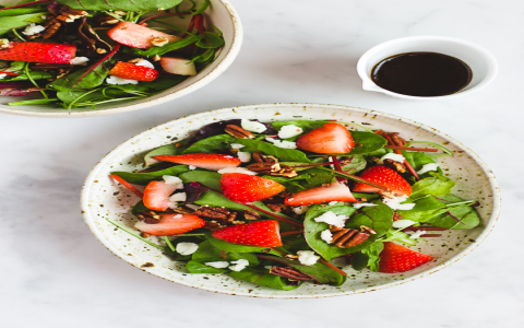 Quick strawberry vinaigrette dressing recipe, try this delicious dressing, perfect for summer salads!