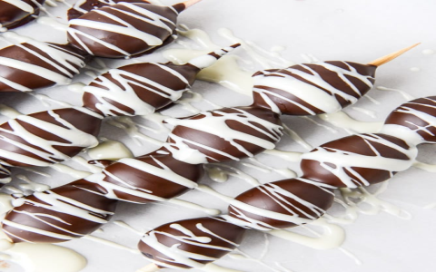 Easy Chocolate Covered Strawberries and Pineapples Recipe