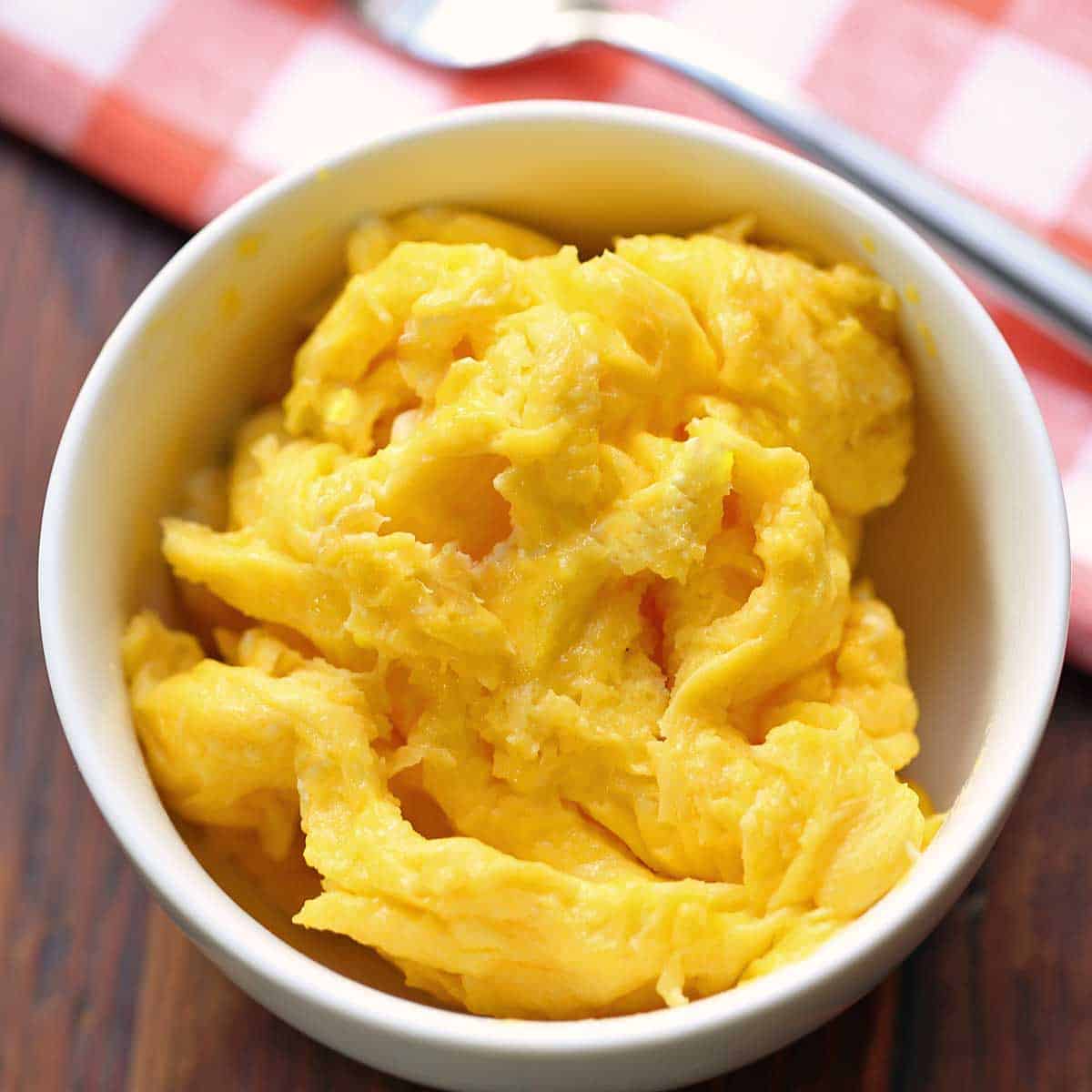 how to prepare microwave scrambled eggs without using milk