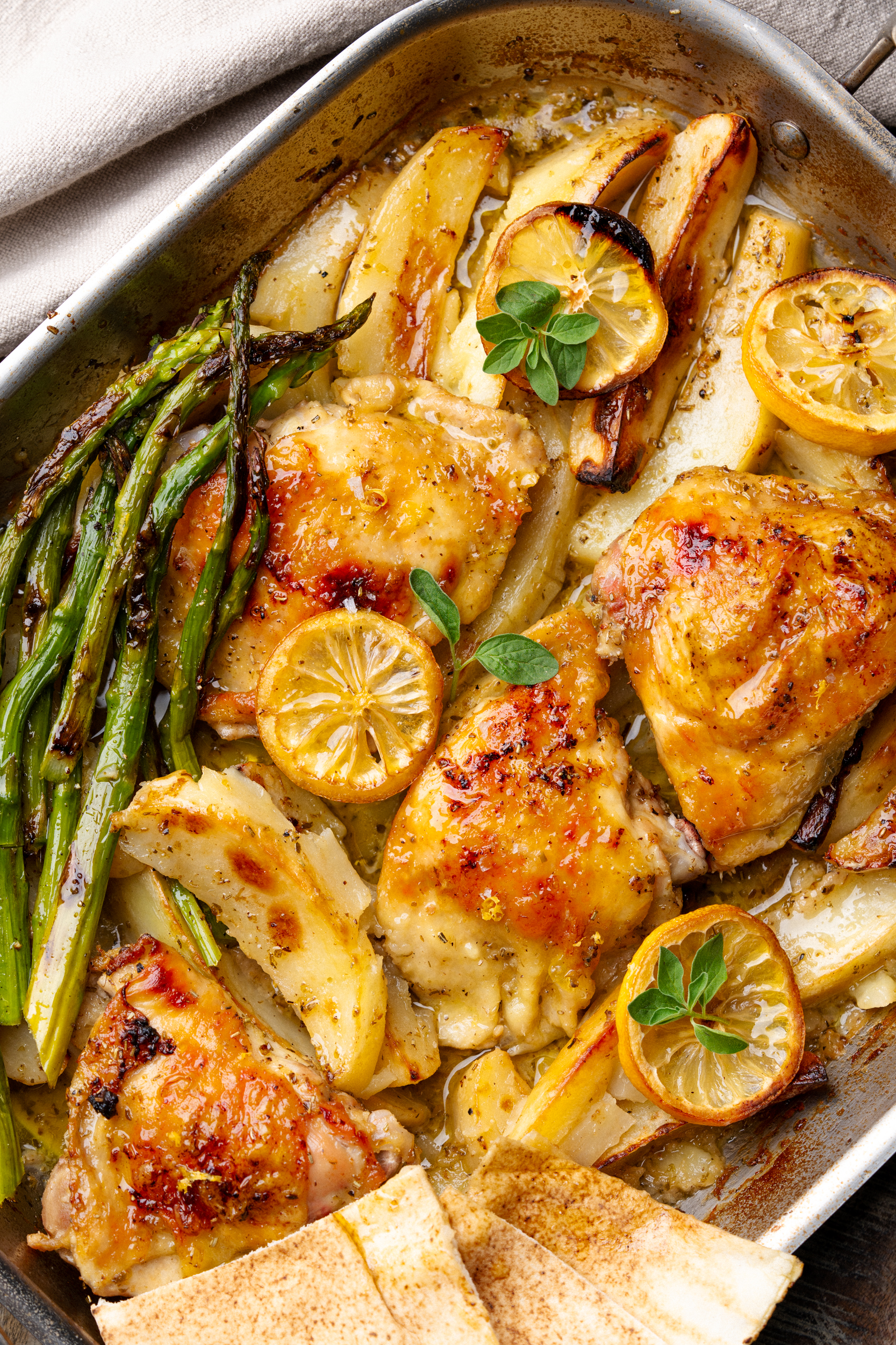 Easy chicken thighs with lemon and potatoes, a one-pan wonder!