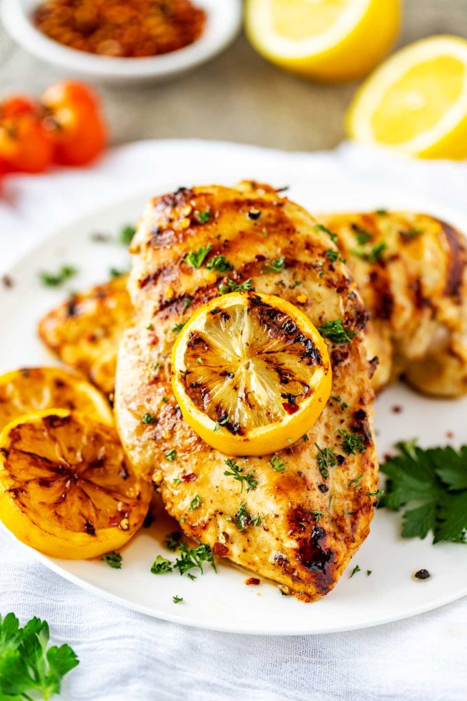 Grilled lemon pepper seasoning chicken: a simple guide to the perfect barbecue dish.