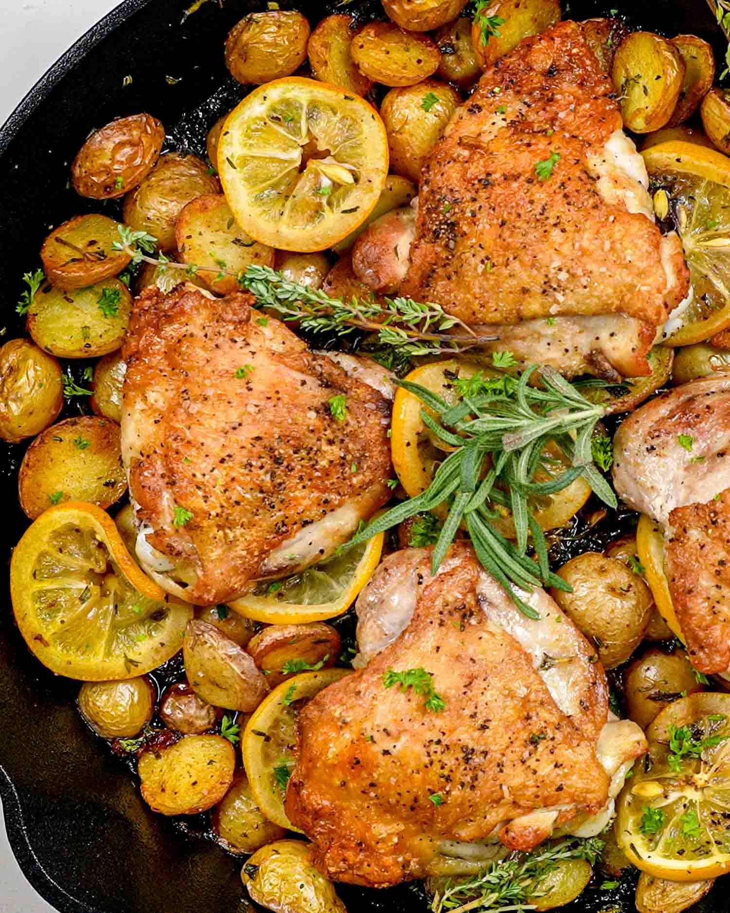 Easy chicken thighs with lemon and potatoes, a one-pan wonder!