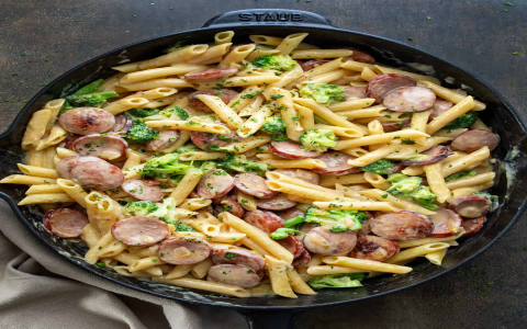 broccoli and mac and cheese with hillshire farms smoked sausage