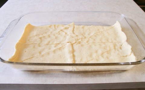 cream cheese breakfast bake with crescent rolls