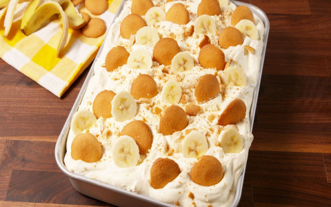 No-Bake Banana Pudding Poke Cake with Condensed Milk (A Quick and Easy Dessert for Busy Weeknights)