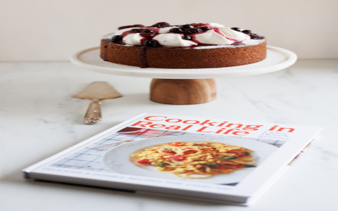 The Best Strawberry Pineapple Upside Down Cake: Try This Foolproof Recipe Today and Impress Your Friends!