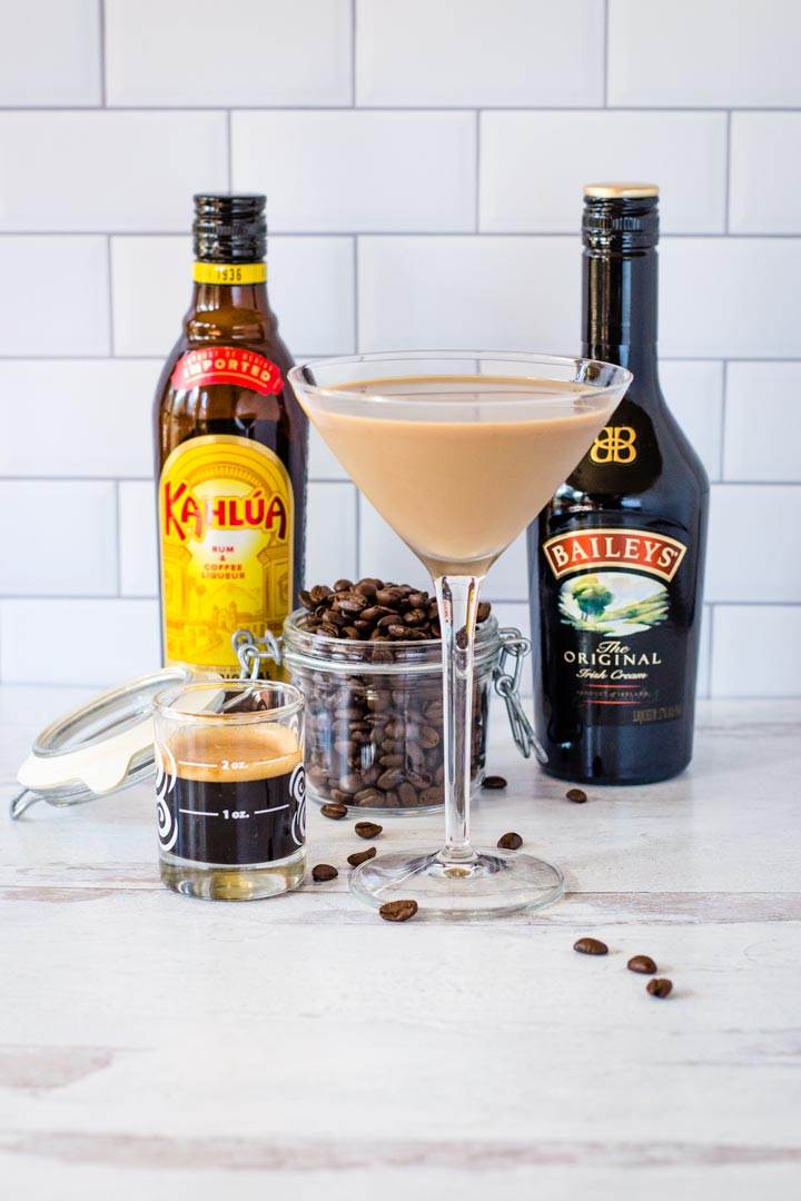 Easy Espresso Martini: Kahlua, Baileys, and Vodka - Perfect Recipe Guide for Beginners!