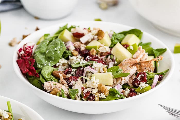 Delicious chicken salad recipe with apples and walnuts, a classic dish with a crunchy twist!