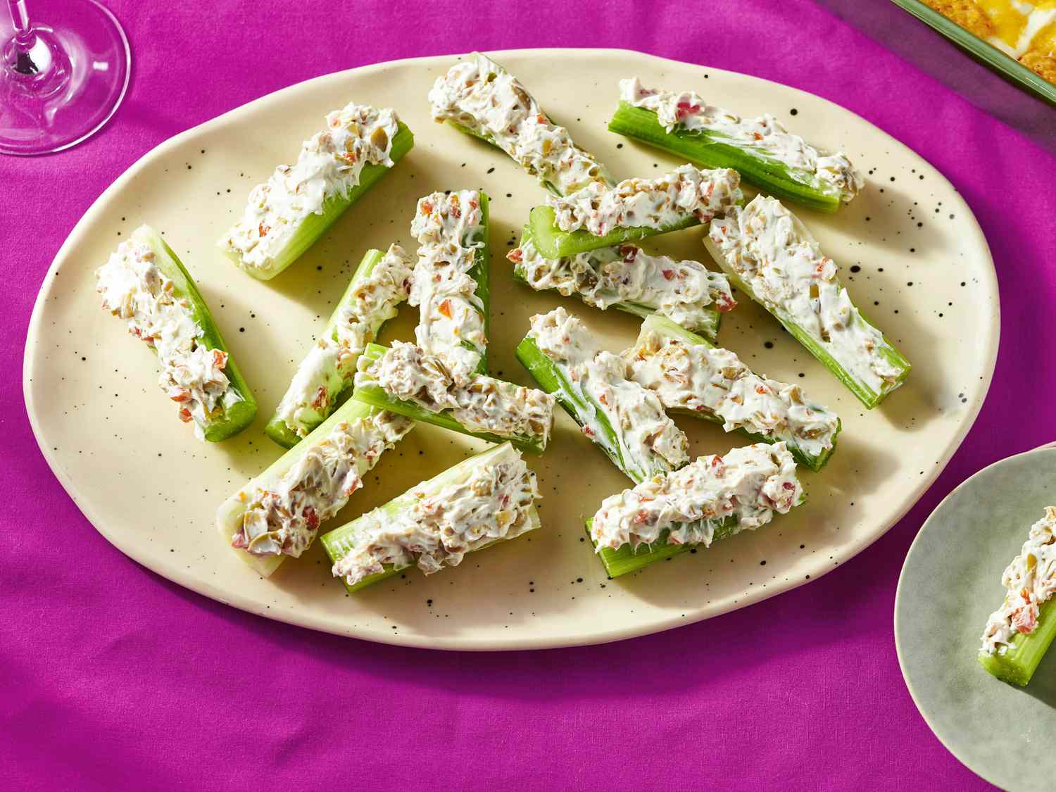 Stuffed Celery with Cream Cheese and Walnuts: A Super Easy and Delicious Snack That Everyone Will Love to Eat