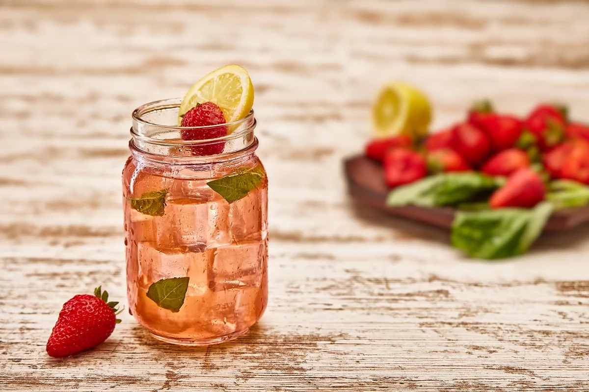 What to mix with strawberry moonshine - Simple and yummy guide