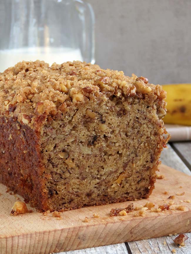 Easy banana nut bread with streusel topping recipe everyone will ask you to make again and share with their friends and family
