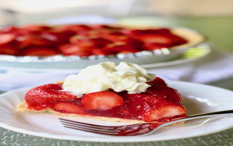 How to make a Shoneys strawberry pie at home: Get that Shoneys taste with this recipe.
