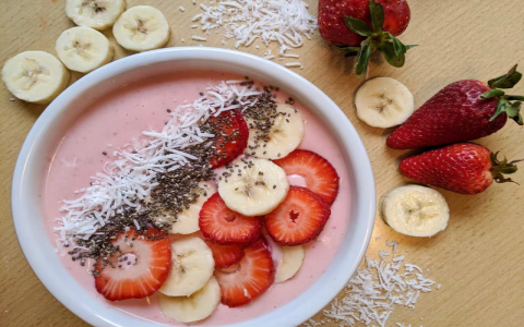How to Make a Strawberry and Banana Smoothie Bowl: Superfood Breakfast in Minutes!
