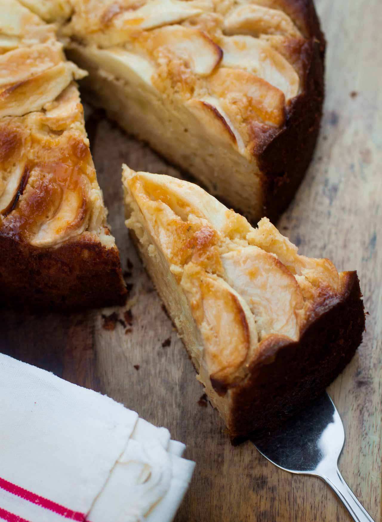 German Apple Cake with Almond Flour: Easy Recipe & Delicious!