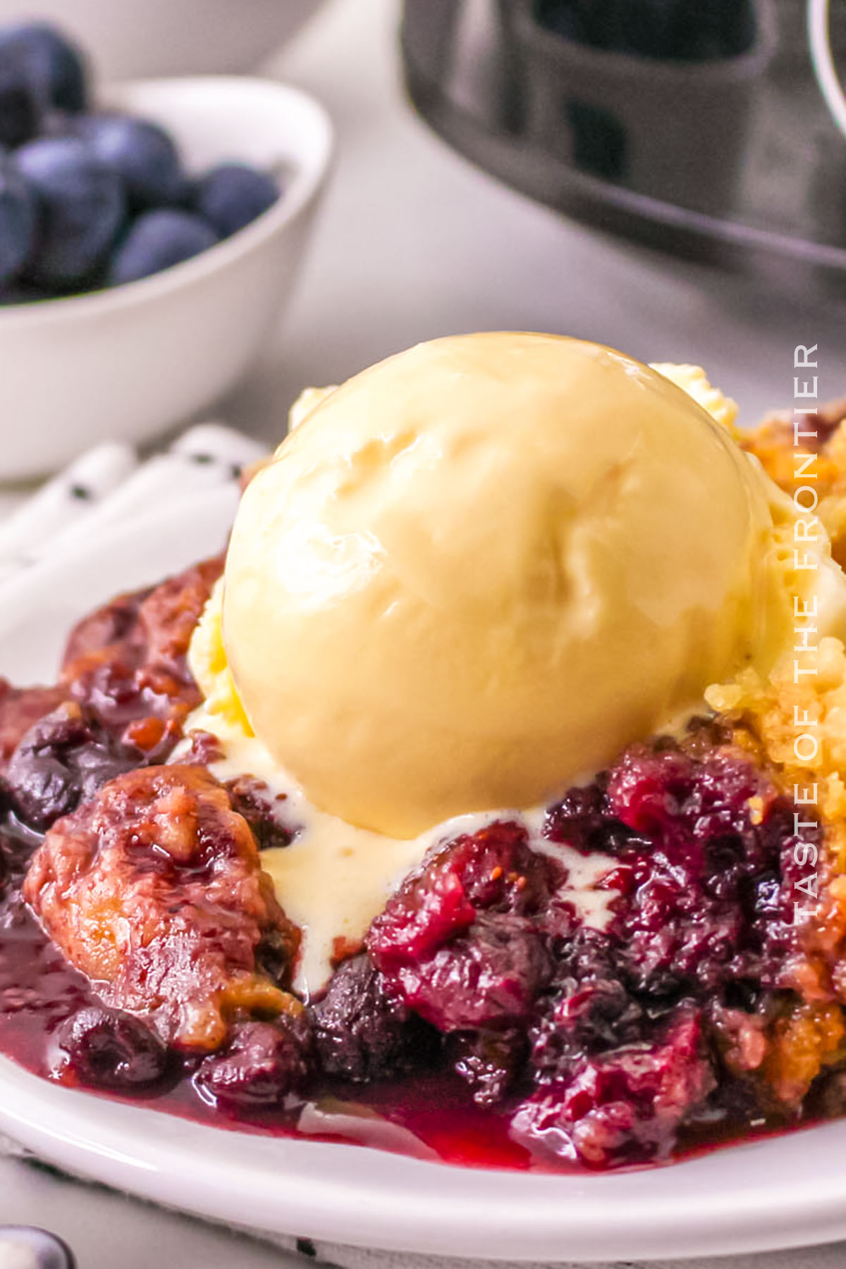 How to Make Blackberry Cobbler in a Crockpot (Cake Mix)