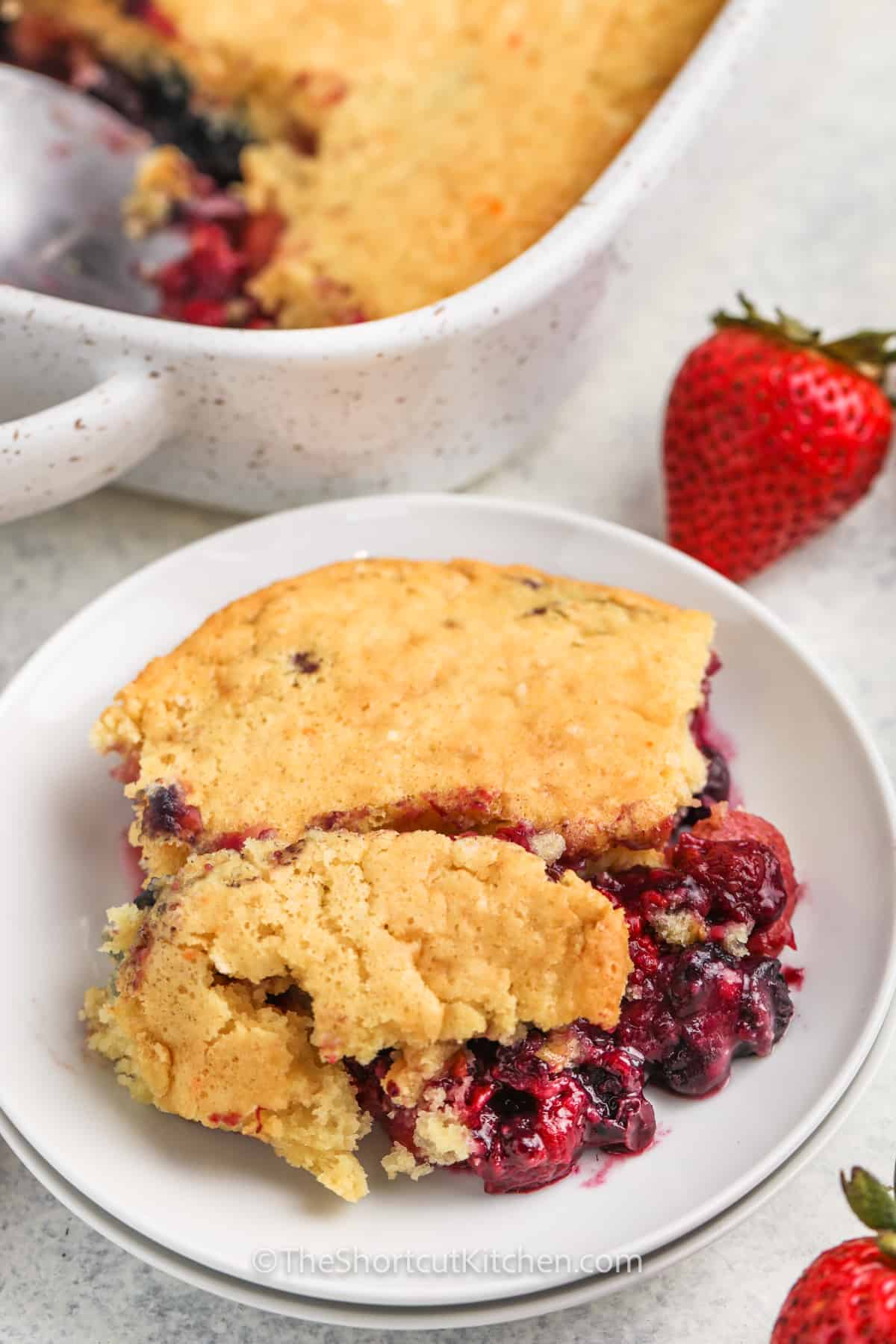Mixed Berry Dump Cake: Easy Recipe with Frozen Berries!