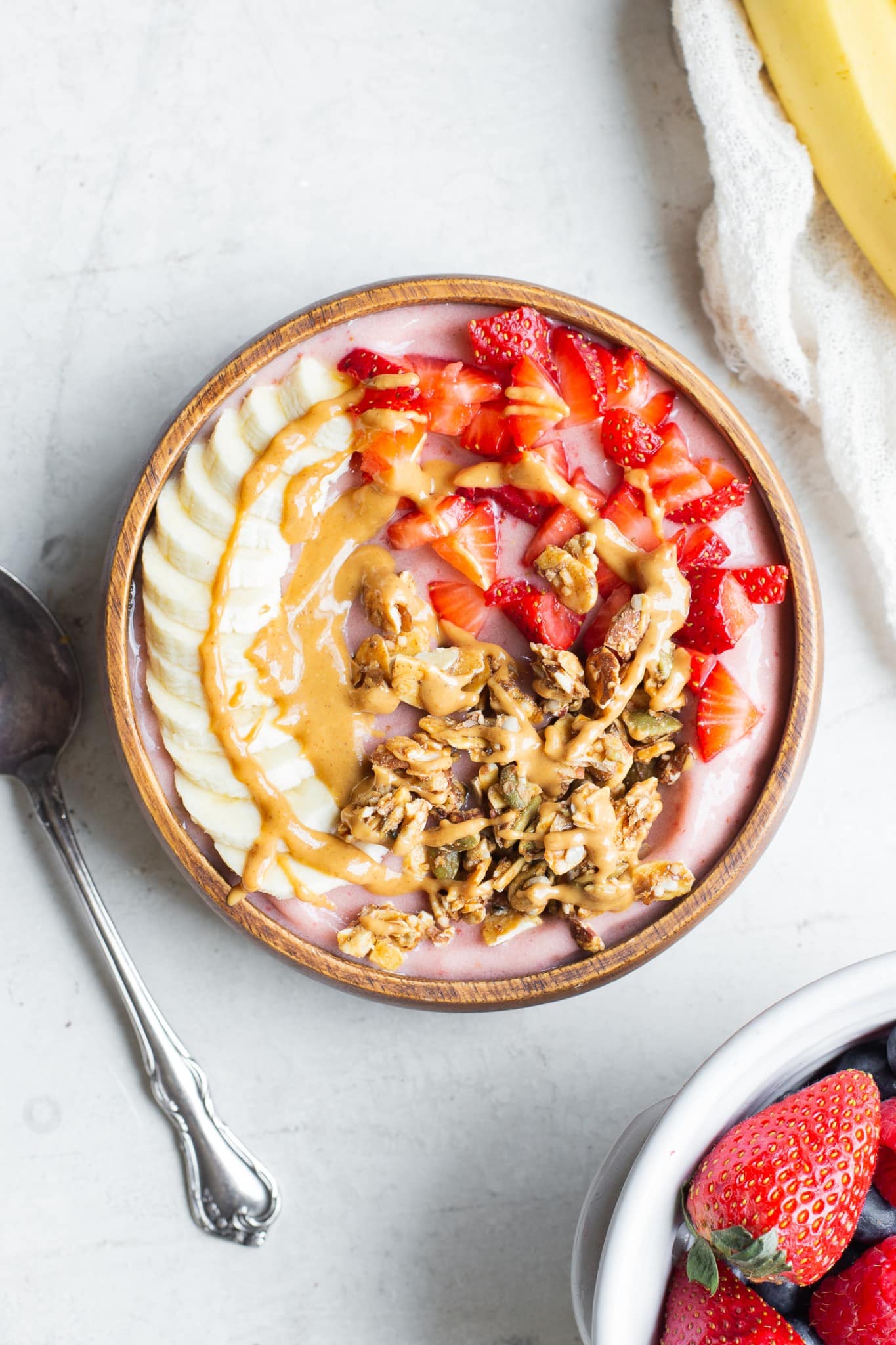 How to Make a Strawberry and Banana Smoothie Bowl: Superfood Breakfast in Minutes!