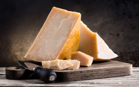 Emmental Cheese Substitute: Find the Perfect Match for Cooking.