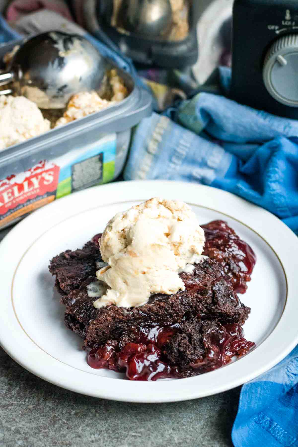 Easy Crock Pot Chocolate Cherry Dump Cake: Delicious Results!
