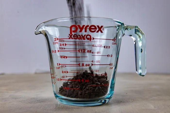 How to Measure 12 oz of Chocolate Chips in Cups: Easy Baking Tips Here!