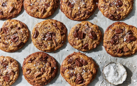 How Many Cups of Chocolate Chips in a 16 oz Bag? (Baking Conversion)