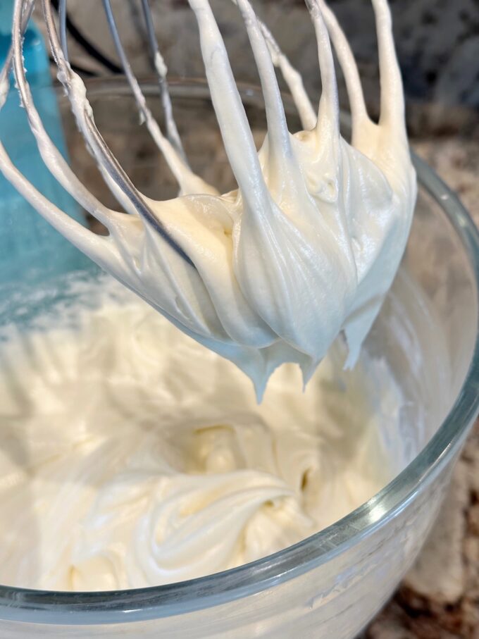 Easy Frosting with Sour Cream and Cream Cheese: A Simple Recipe